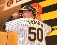 　50番のユニホームを披露する富田（撮影・高部洋祐）