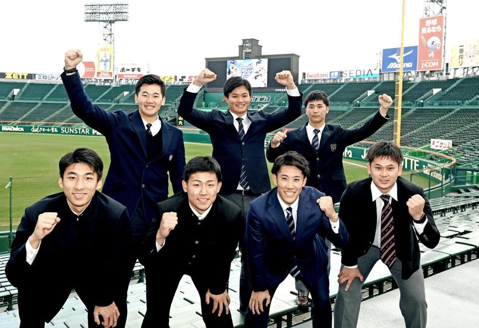 　甲子園での活躍を誓う新人選手たち。（後列左から）門別、森下、井坪（前列左から）茨木、戸井、富田、野口（撮影・飯室逸平）