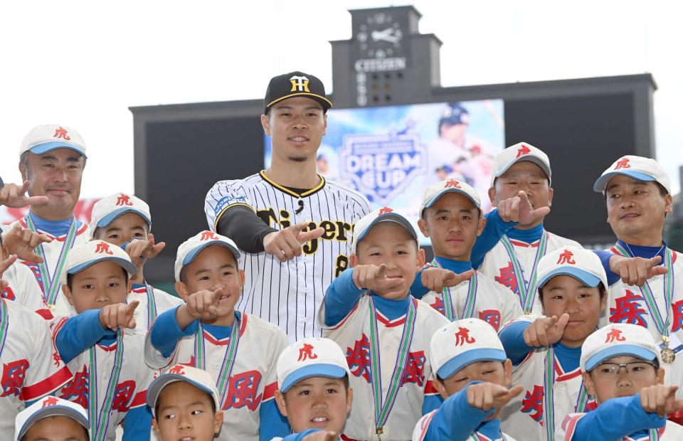 阪神タイガース family with tigers 2022 佐藤輝明 阪神・佐藤輝 子どもたちに夢弾130m超 「野球を楽しめ」助言「佐藤