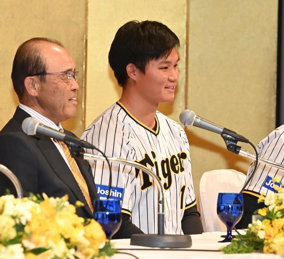　入団発表でドラフト１位・森下翔太（右）らへの期待を口にした岡田監督（撮影・飯室逸平）