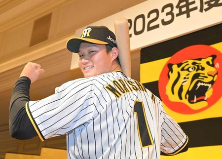 　背番号１のユニホームを披露する森下（撮影・高部洋祐）