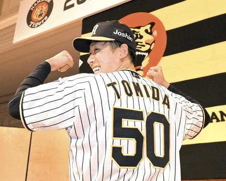 　５０番のユニホームを披露する富田