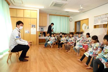 　西宮市立浜甲子園保育所を訪れた岩崎（球団提供）