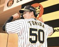 　５０番のユニホームを披露する富田