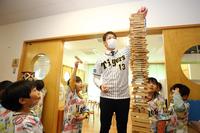 　寄贈した玩具で園児と遊ぶ岩崎＝西宮市立浜甲子園保育所（球団提供）