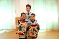 園児と記念撮影する岩崎＝西宮市立浜甲子園保育所（球団提供）