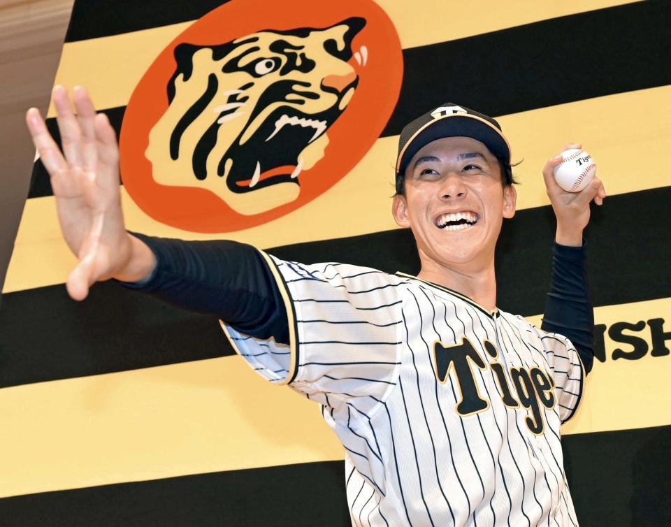 　はじける笑顔でポーズを決める富田（撮影・高部洋祐）