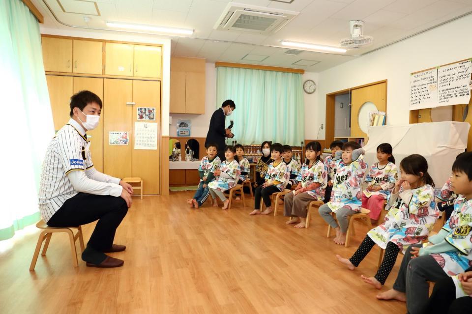 　西宮市立浜甲子園保育所を訪れた岩崎（球団提供）