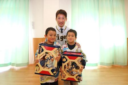 園児と記念撮影する岩崎＝西宮市立浜甲子園保育所（球団提供）