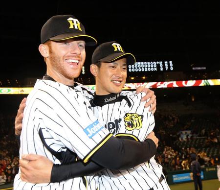 お立ち台で抱き合うマートン氏（左）と能見氏＝2013年4月