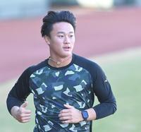 　外野をランニングする森木（撮影・高部洋祐）