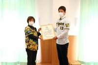 　玩具を寄贈し、感謝状を受け取る岩崎＝西宮市立浜甲子園保育所（球団提供）