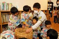 　寄贈した玩具で園児と遊ぶ岩崎＝西宮市立浜甲子園保育所（球団提供）