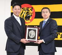 　若林忠志賞の授与式に参加し、百北幸司社長から盾を受け取る原口（左）＝撮影・石井剣太郎