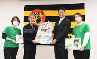 　医療ケア施設に今季の安打数・打点数に応じた金額の寄付をした原口（右から２人目）＝撮影・石井剣太郎