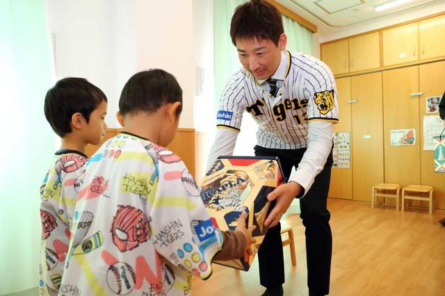 阪神・岩崎　村上に本塁打“寄付”しない　地元の幼稚園などに玩具寄贈