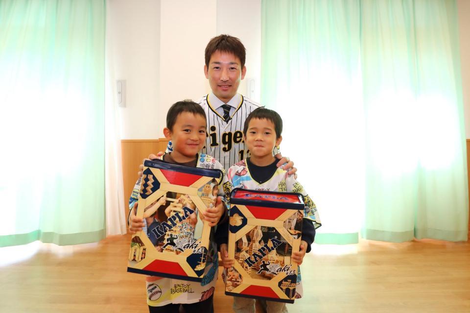 園児と記念撮影する岩崎＝西宮市立浜甲子園保育所（球団提供）