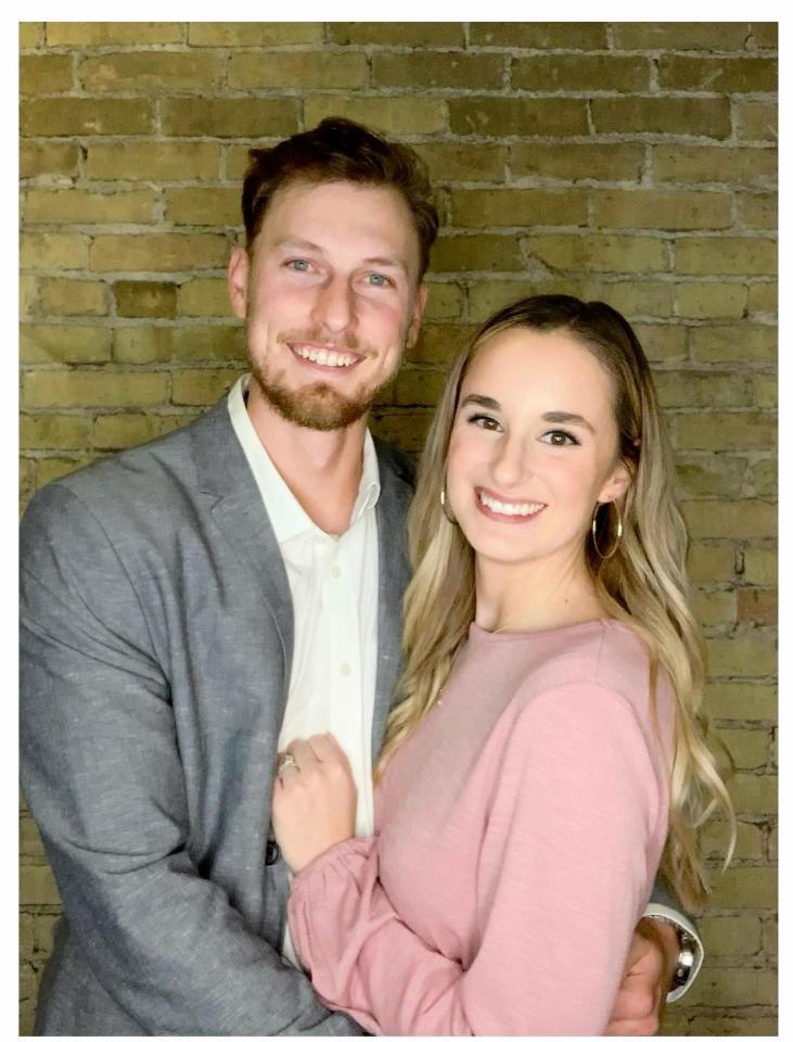 　阪神入りが決定したブライアン・ケラー。右はジェニファー夫人＝阪神タイガース提供