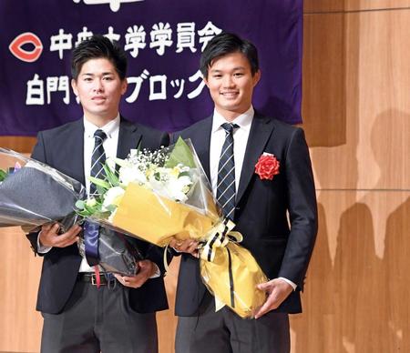 　中央大学の激励会で花束を手に笑顔を見せる森下（右）と北村（撮影・飯室逸平）