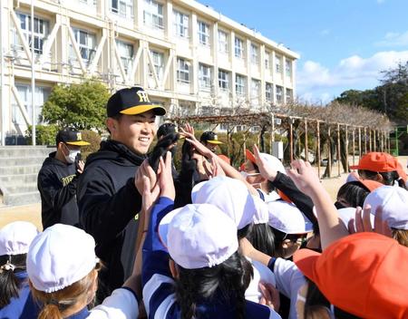 　“授業”を終え、子どもたちとタッチを交わす桐敷