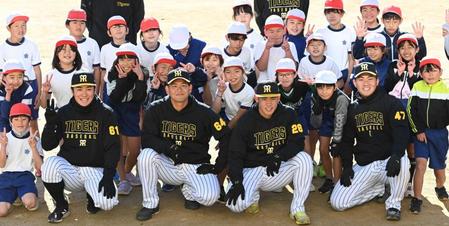 　子どもらと写真に納まる（右から）桐敷、鈴木、岡留、豊田（撮影・田中太一）