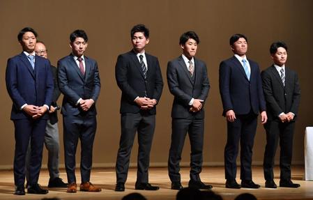 　「ぎふベースボールフォーラム」に出席した左から巨人・船迫、楽天・林、ヤクルト・北村、阪神・富田、オリックス・茶野、ソフトバンク・西尾（撮影・吉澤敬太）