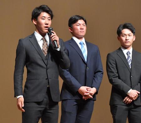 　「ぎふベースボールフォーラム」でプロでの活躍を誓う富田。右からソフトバンク・西尾、オリックス・茶野（撮影・吉澤敬太）