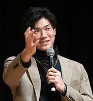 　笑顔でトークをする湯浅＝撮影・飯室逸平