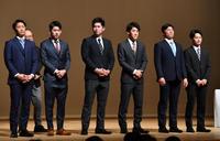 　「ぎふベースボールフォーラム」に出席した左から巨人・船迫、楽天・林、ヤクルト・北村、阪神・富田、オリックス・茶野、ソフトバンク・西尾（撮影・吉澤敬太）