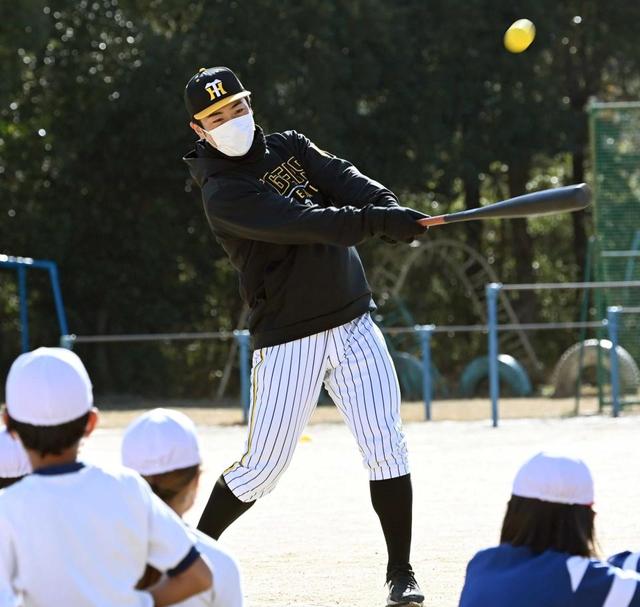 阪神・豊田に大歓声　ロングティーで次々フェンス越え　来季は１軍で“聖地弾”だ