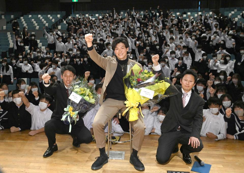 　地元の中学生たちとの交流を楽しんだ湯浅（中央）