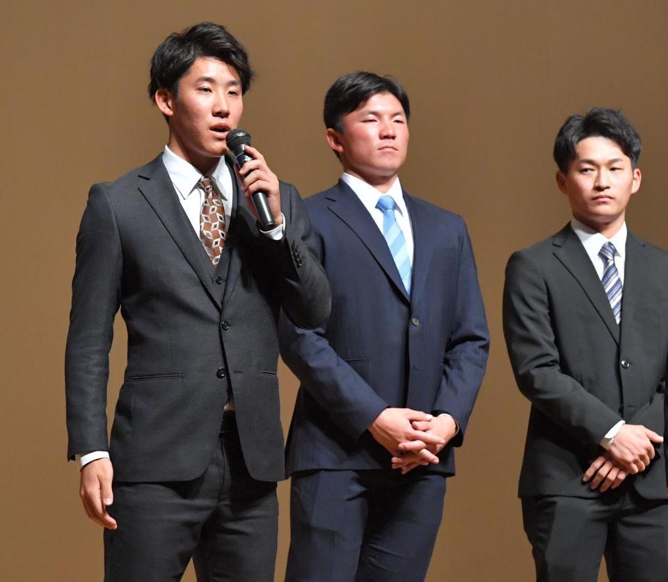 　「ぎふベースボールフォーラム」でプロでの活躍を誓う富田。右からソフトバンク・西尾、オリックス・茶野（撮影・吉澤敬太）