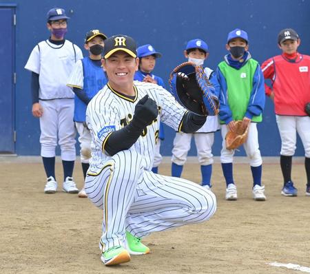 　子どもたちの前で、キャッチャーのお手本を見せる梅野（撮影・高部洋祐）
