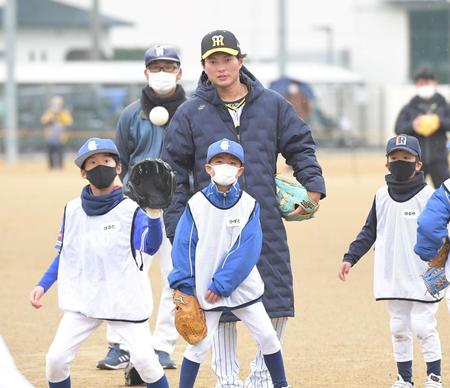 　子どもたちのキャッチボールを見守る北條（撮影・高部洋祐）