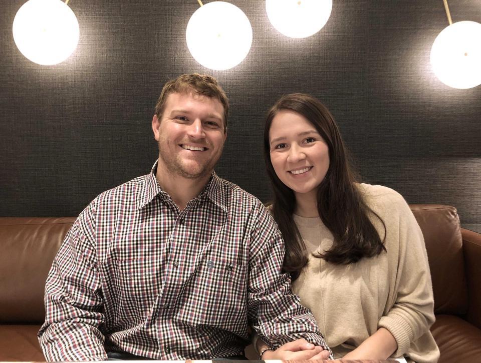 　ケイデンス夫人（右）と笑顔のノイジー（阪神タイガース提供）