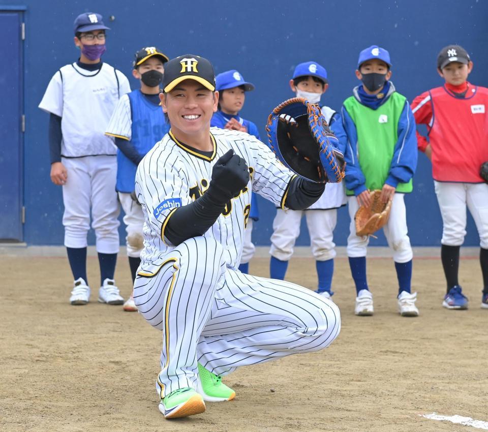 　子どもたちの前で、キャッチャーのお手本を見せる梅野（撮影・高部洋祐）