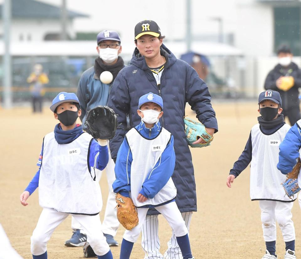 　子どもたちのキャッチボールを見守る北條（撮影・高部洋祐）