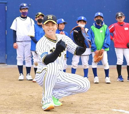 　子どもたちの前で、キャッチャーのお手本を見せる梅野（撮影・高部洋祐）