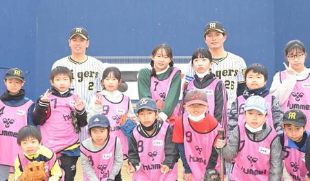 　野球教室終了後、子どもたちと記念写真に納まる梅野と北條（撮影・高部洋祐）