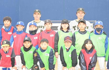 　野球教室終了後、子どもたちと記念写真に納まる梅野と北條（撮影・高部洋祐）