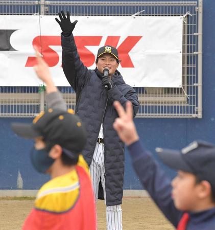 　子どもたちとジャンケンを楽しむ北條（撮影・高部洋祐）