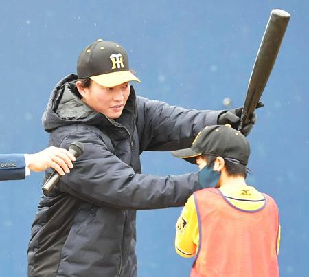　子どもにバッティングを教える北條
