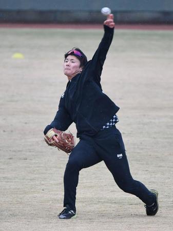 　キャッチボールする前川（撮影・石井剣太郎）