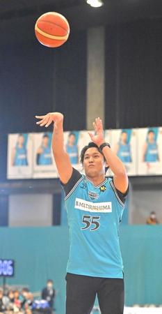 　ハーフタイムに、フリースローを披露する藤浪（撮影・高部洋祐）