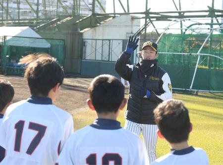 　野球教室で指導する近本（撮影・石井剣太郎）