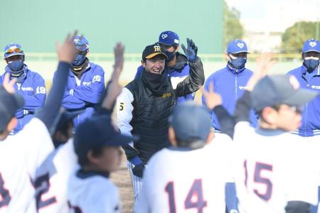 　じゃんけん大会で子どもたちと盛り上がる近本（中央）＝撮影・石井剣太郎