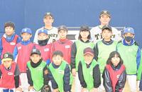　野球教室終了後、子どもたちと記念写真に納まる梅野と北條（撮影・高部洋祐）