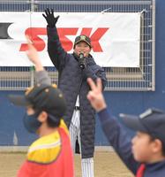 　子どもたちとジャンケンを楽しむ北條（撮影・高部洋祐）
