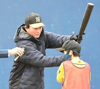 　子どもにバッティングを教える北條