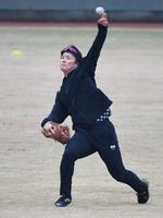 　キャッチボールする前川（撮影・石井剣太郎）